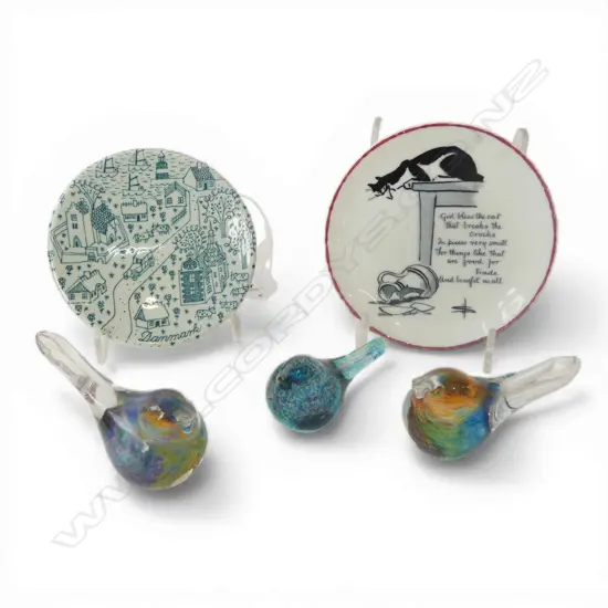 2 PIN DISHES 110mm dia + 3 HOGLUND GLASS BIRDS