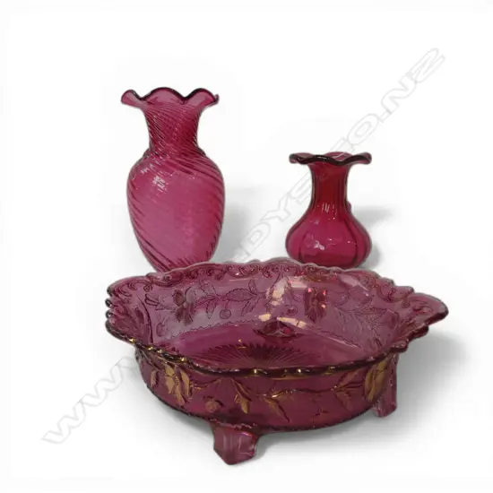 2 CRANBERRY GLASS VASES H270 & 190MM WITH CRANBERRY GLASS BOWL L270MM