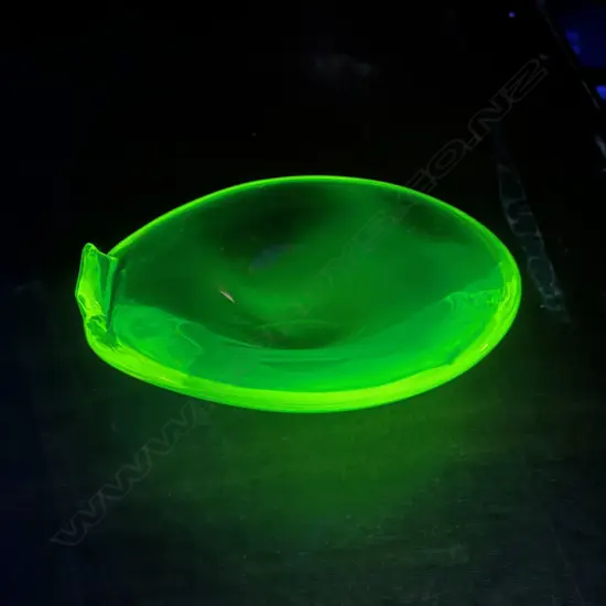 MURANO? GREEN URANIUM GLASS VASE W.175mm