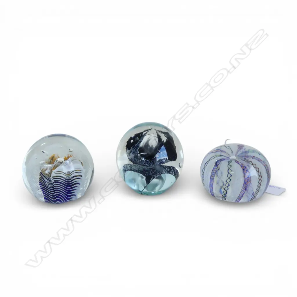 3 ART GLASS PAPERWEIGHTS H.100mm Image 1++