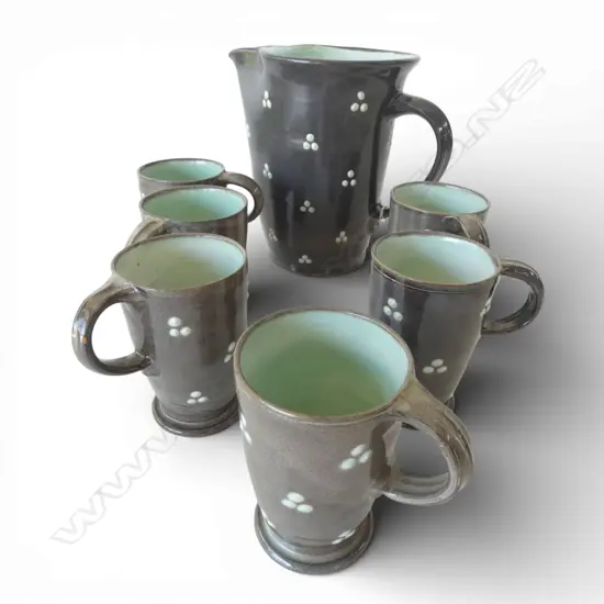 SIGNED STUDIO POTTERY JUG H200 MM & 6 MATCHING MUGS