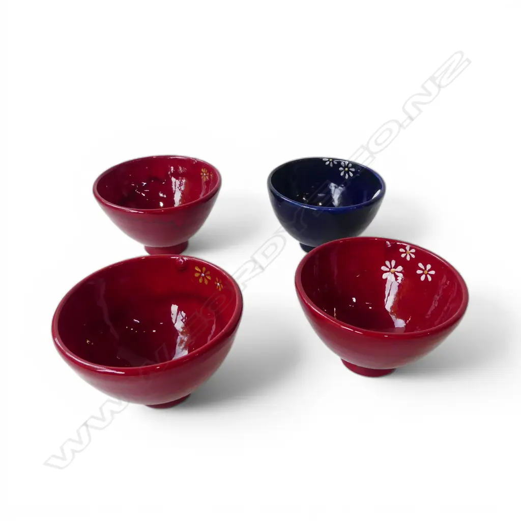 4 KEUM SUN LEE SML GLAZED BOWLS, 3 RED, 1 BLUE Image 1++