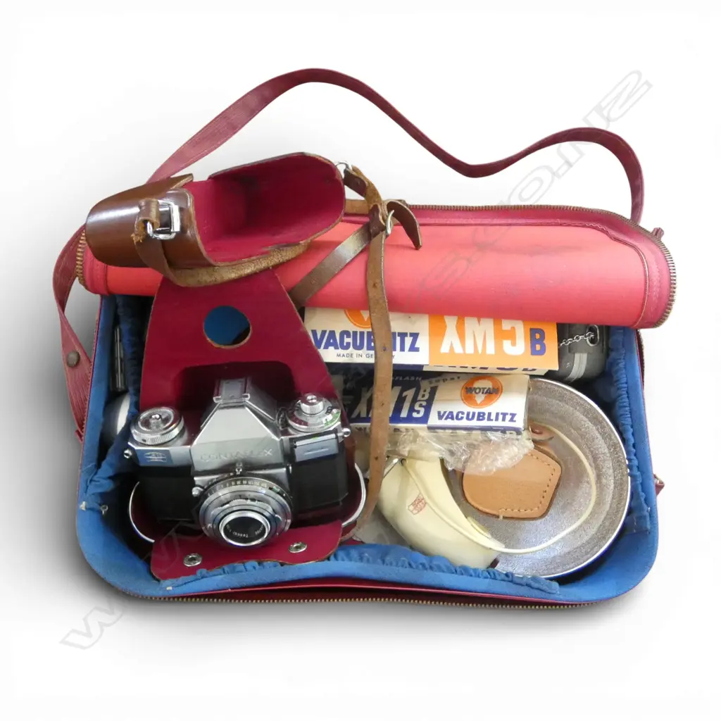 CONTAFLEX CAMERA IN CARRY CASE w. ASST. ACCESSORIES  Image 1++