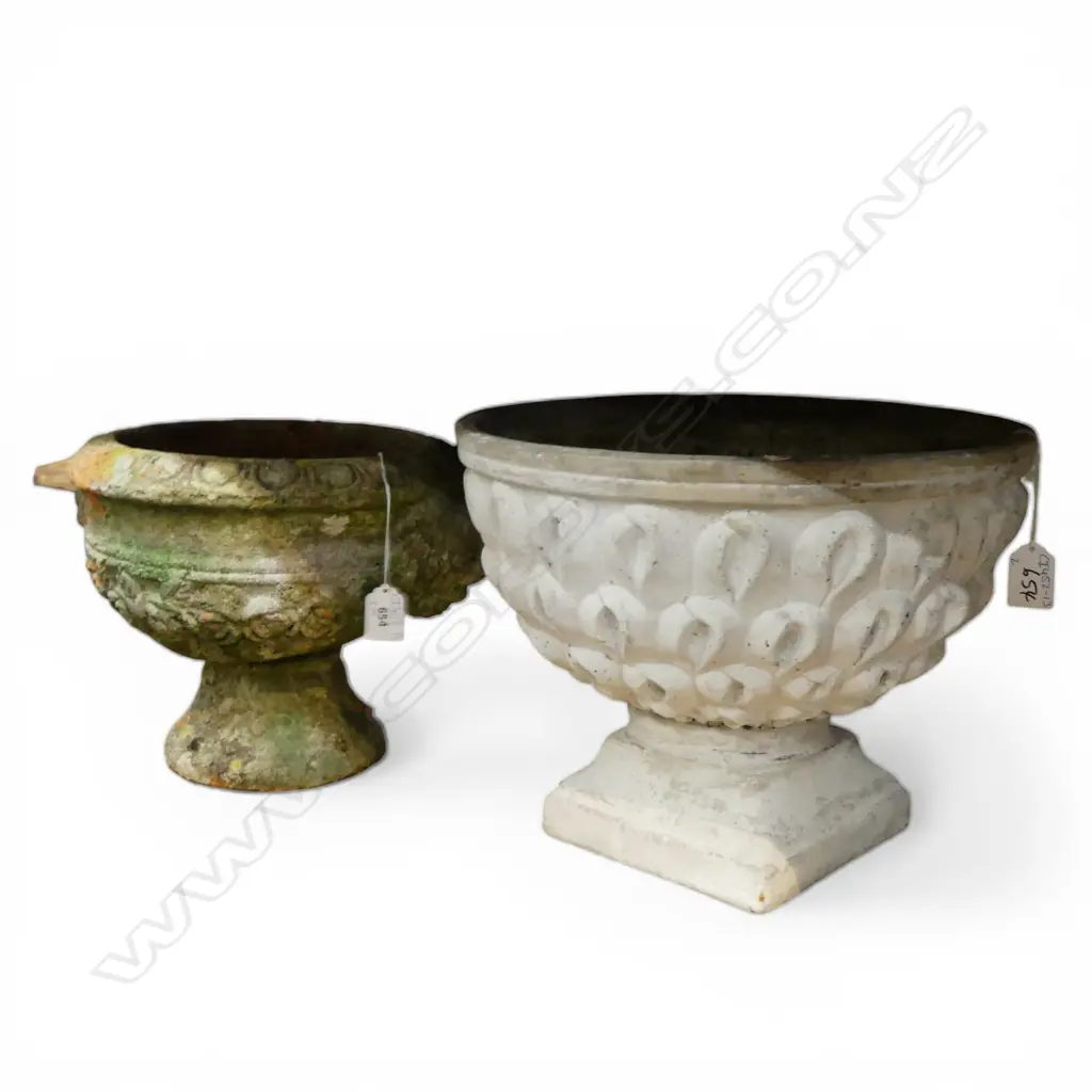 2 CONCRETE GARDEN URNS Dia.330 & 270mm Image 1++