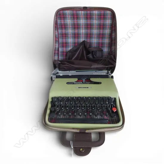 OLIVETTI LETTERA 22 TYPEWRITER, CASED w. INSTRUCTIONS W.275mm