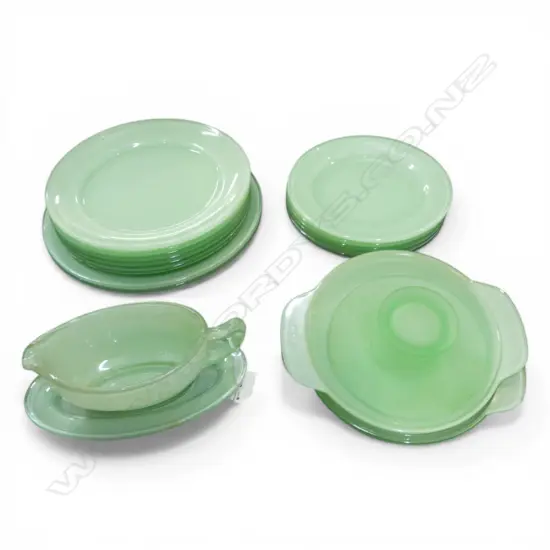 16 PCES GREEN PYREX GLASS + DECO VASE