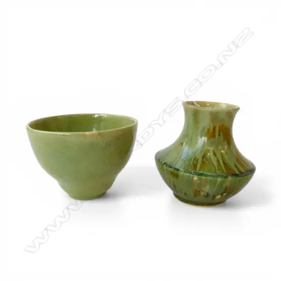 AMBRICO / EARLY CROWN LYNN GREEN GLAZED BOWL & VASE (tiny rim chip) H.150mm