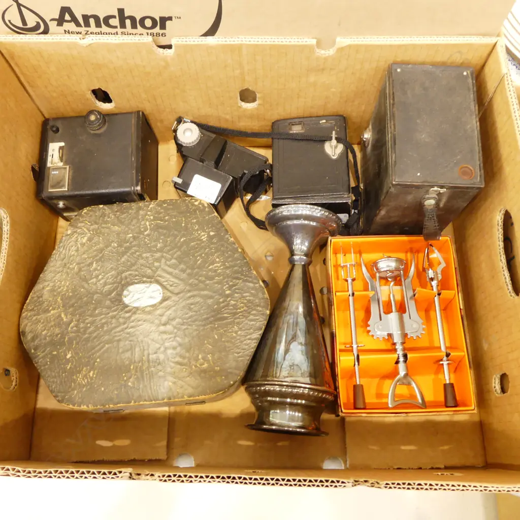 BOX LOT 4 VINTAGE CAMERAS MANIQURE SET DRINKS SET  AMERICAN VASE  Image 1++