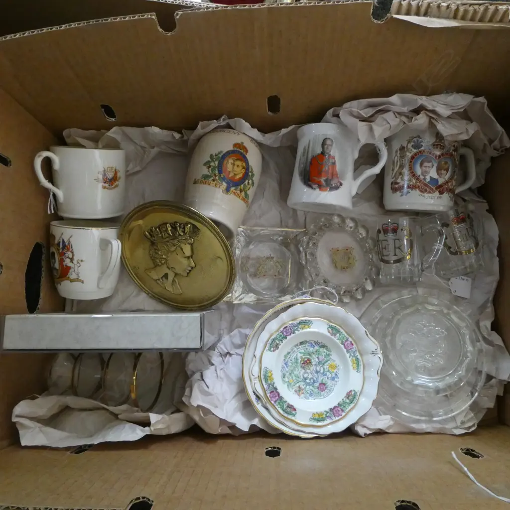 A COLLECTION OF MEMORABILIA RELATING TO QUEEN ELIZABETH II & PRINCE PHILLIP INCL. DISHES, ASHTRAYS, MUGS AND DISHES Image 1++
