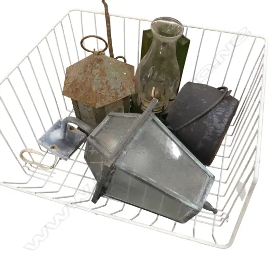 3 LANTERNS + CAST IRON POT IN TRAY W.470mm