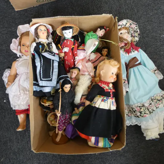 BOX VINTAGE DOLLS: mainly world fashion dolls + some larger