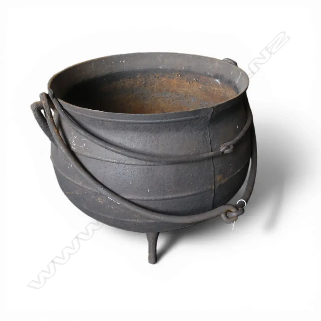 OLD IRON LGE CAULDRON COOKING POT w double swing handle on 3 spike feet. Dia.430mm Image 1++