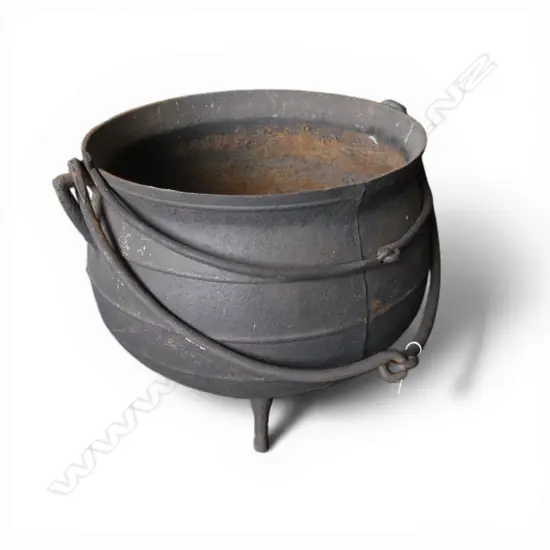 OLD IRON LGE CAULDRON COOKING POT w double swing handle on 3 spike feet. Dia.430mm