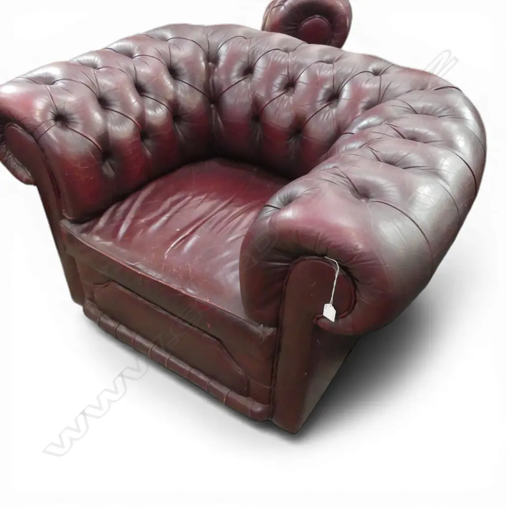 PR MAROON LEATHER CHESTERFIELD ARMCHAIRS 1050x800x690mm Image 1++