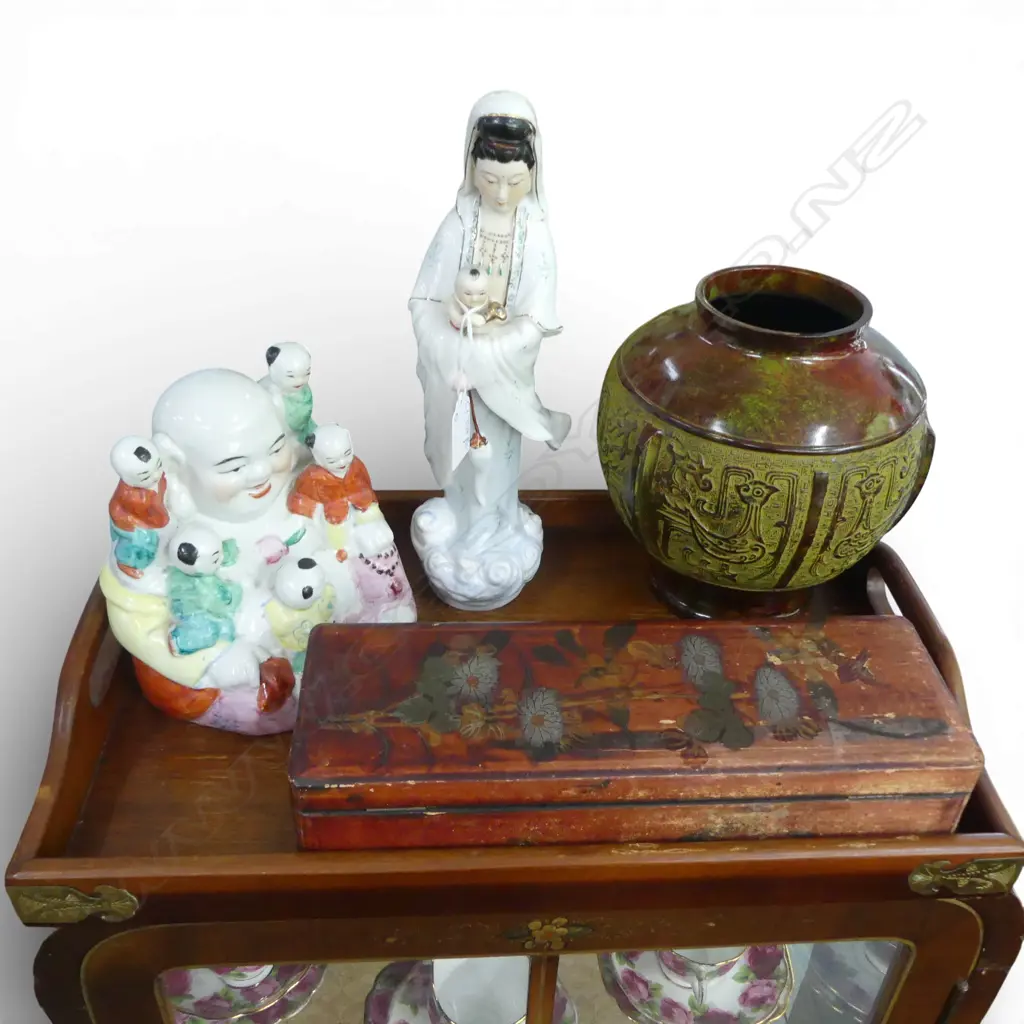 5 ORIENTAL PCES; TRAY W.430mm, 2 FIGURINES, METAL VASE, CONTAINER L.290mm Image 1++