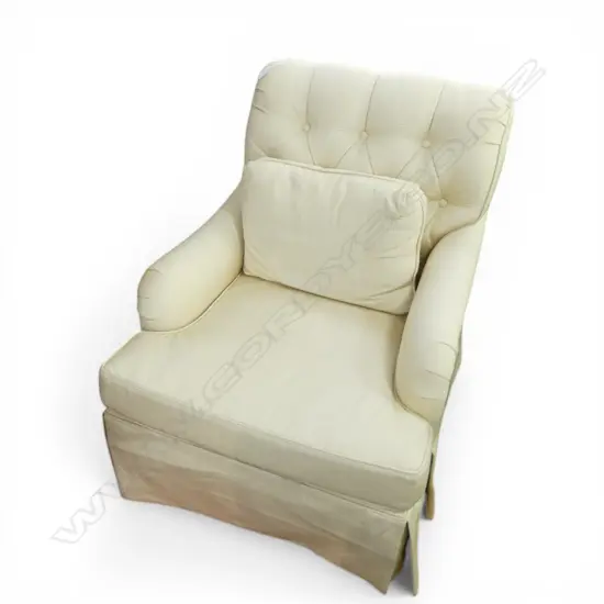 QUALITY BUTTON BACK UPHOLSTERED ARMCHAIR
