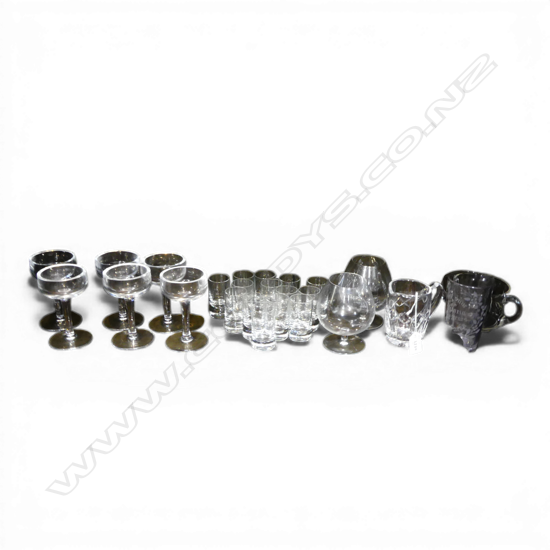 TRAY OF GLASS & CRYSTAL: 14 SHOT GLASSES + 6 heavy bowled small champagne ? glasses etc