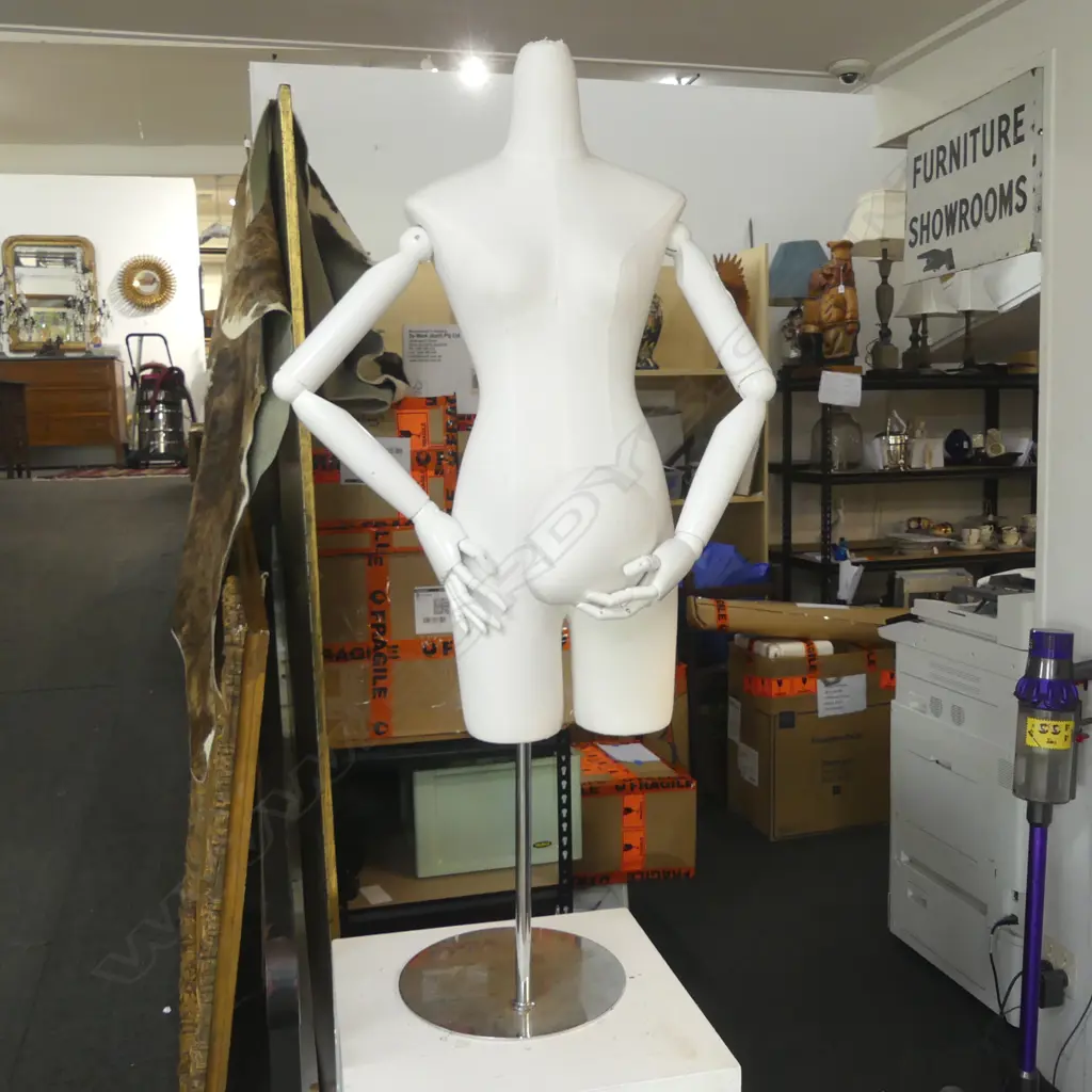 FEMALE MANNEQUIN ON STAND H.1460mm Image 1++