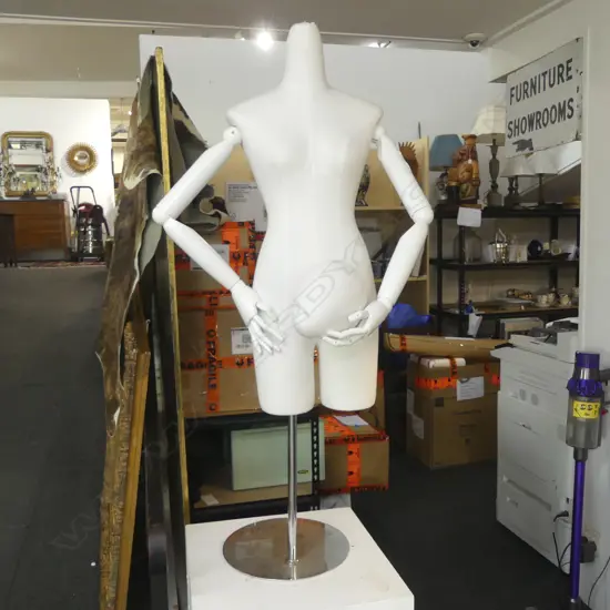 FEMALE MANNEQUIN ON STAND H.1460mm