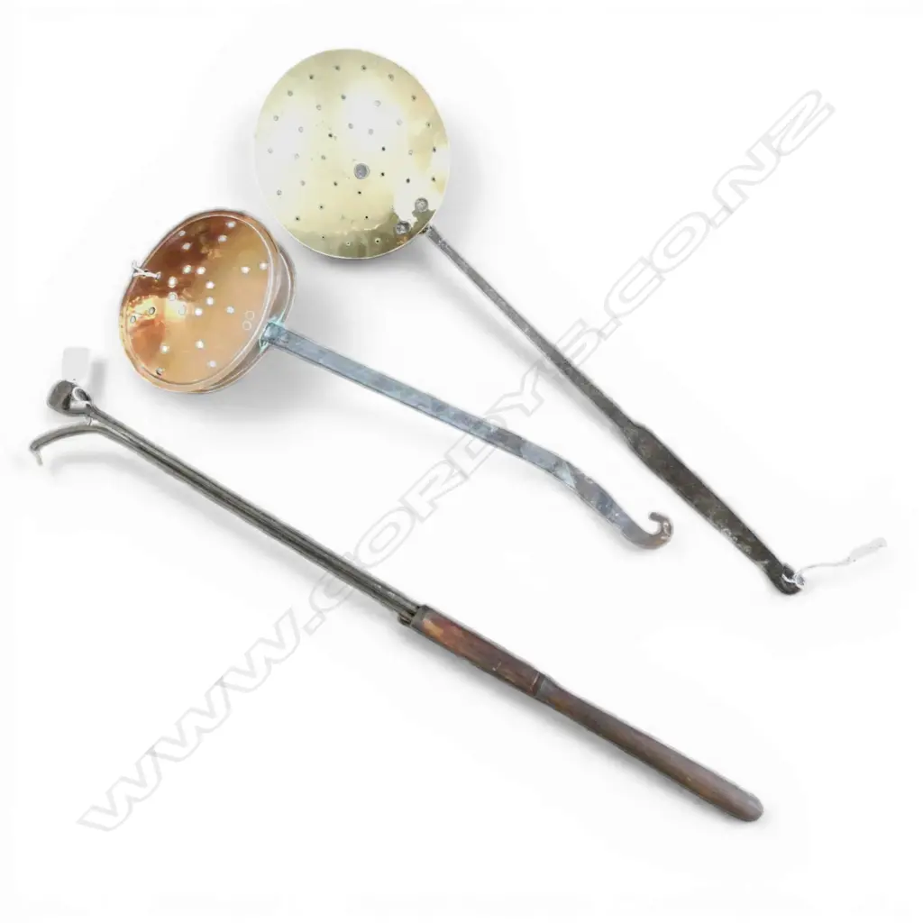 3 LONG HANDLED VICT. IMPLEMENTS: Brass skimmer L.660mm +copper chestnut roaster + gas lamp lighter .... Image 1++