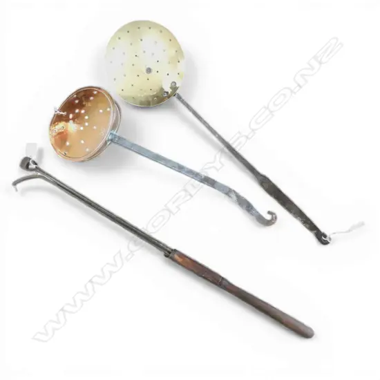 3 LONG HANDLED VICT. IMPLEMENTS: Brass skimmer L.660mm +copper chestnut roaster + gas lamp lighter ....