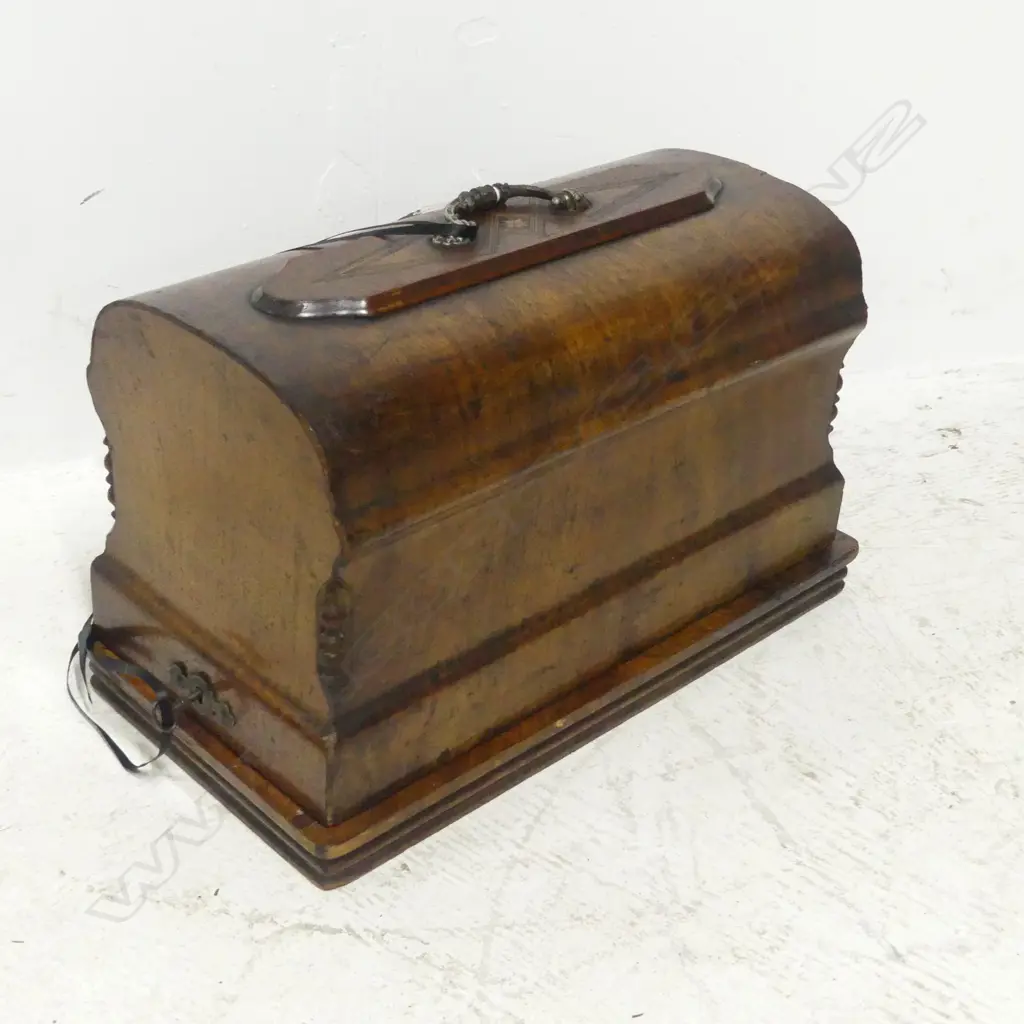 ANTIQUE SEWING MACHINE IN MAHOGANY CASE 490x260x300mm Image 1++