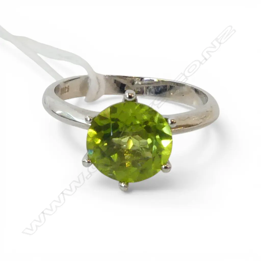 SILVER & PERIDOT RING, AIG REPORT SIZE S Image 1++