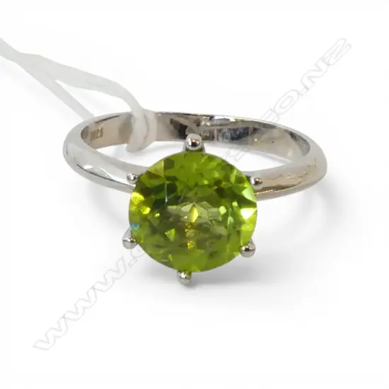 SILVER & PERIDOT RING, AIG REPORT SIZE S