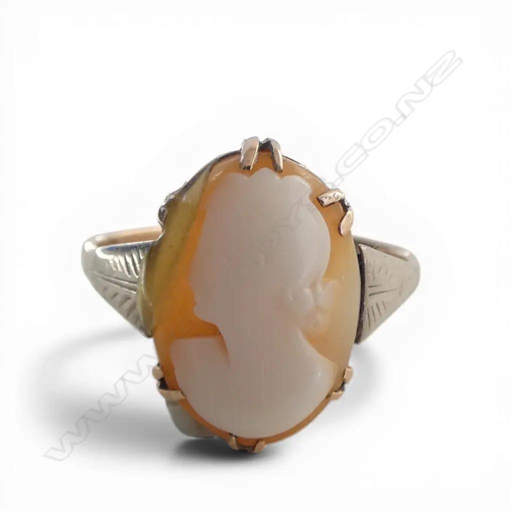 **RTV**VINTAGE 9ct GOLD & CARVED CAMEO RING 2.5gms fault to cameo SIZE N Image 1++