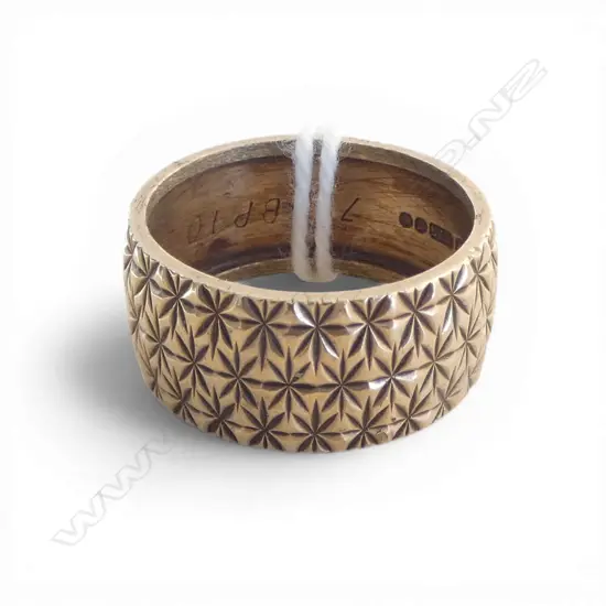 9ct GOLD WIDE PATTERNED BAND RING 4.6gms SIZE P