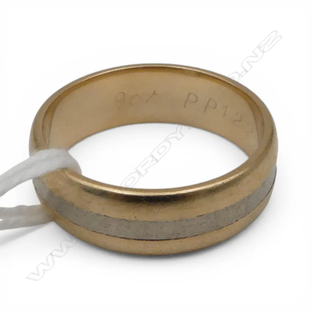 9CT 2 TONED WEDDING RING, 7.6gms SIZE U Image 1++