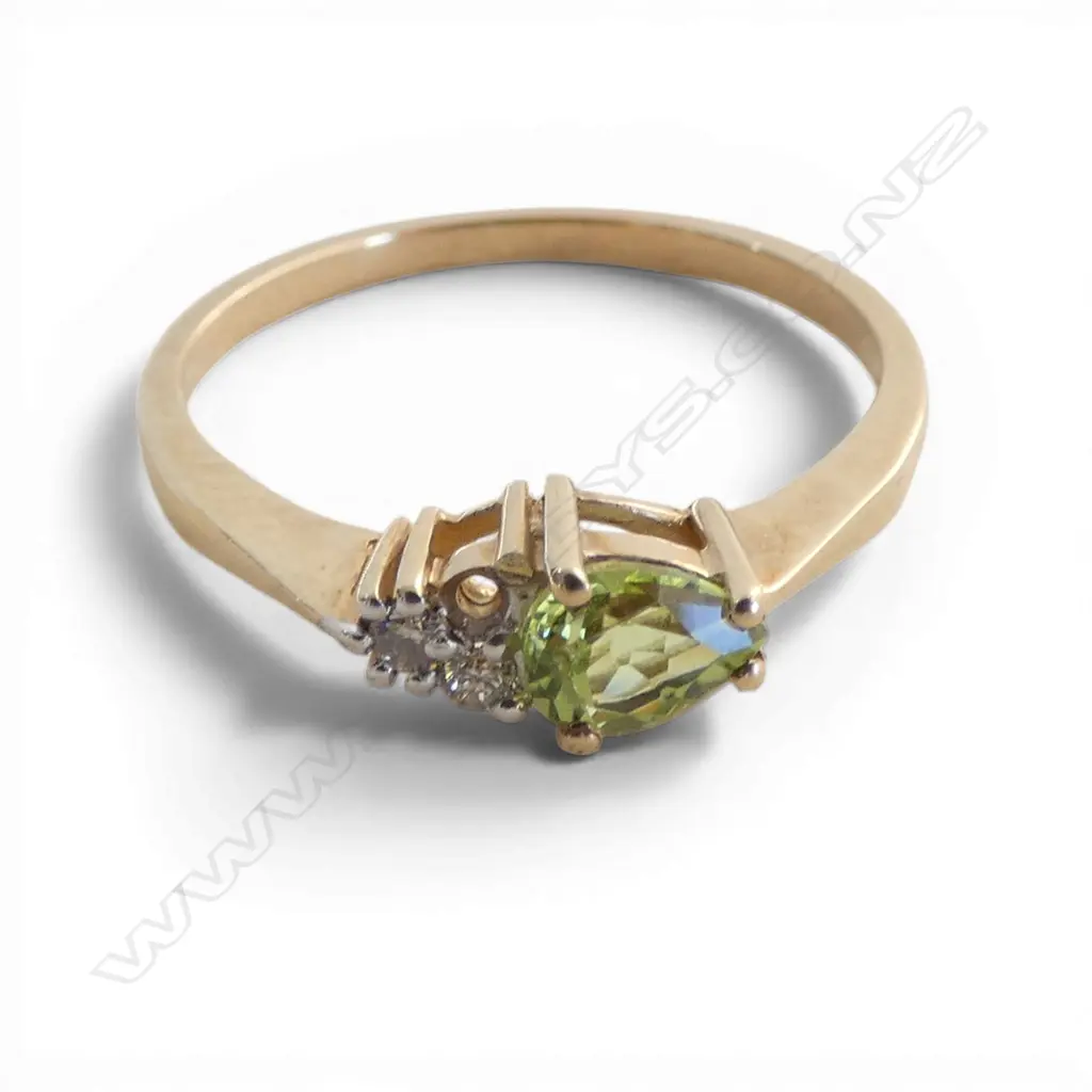 9CT RING 1.4gms peridot and diamond SIZE M Image 1++