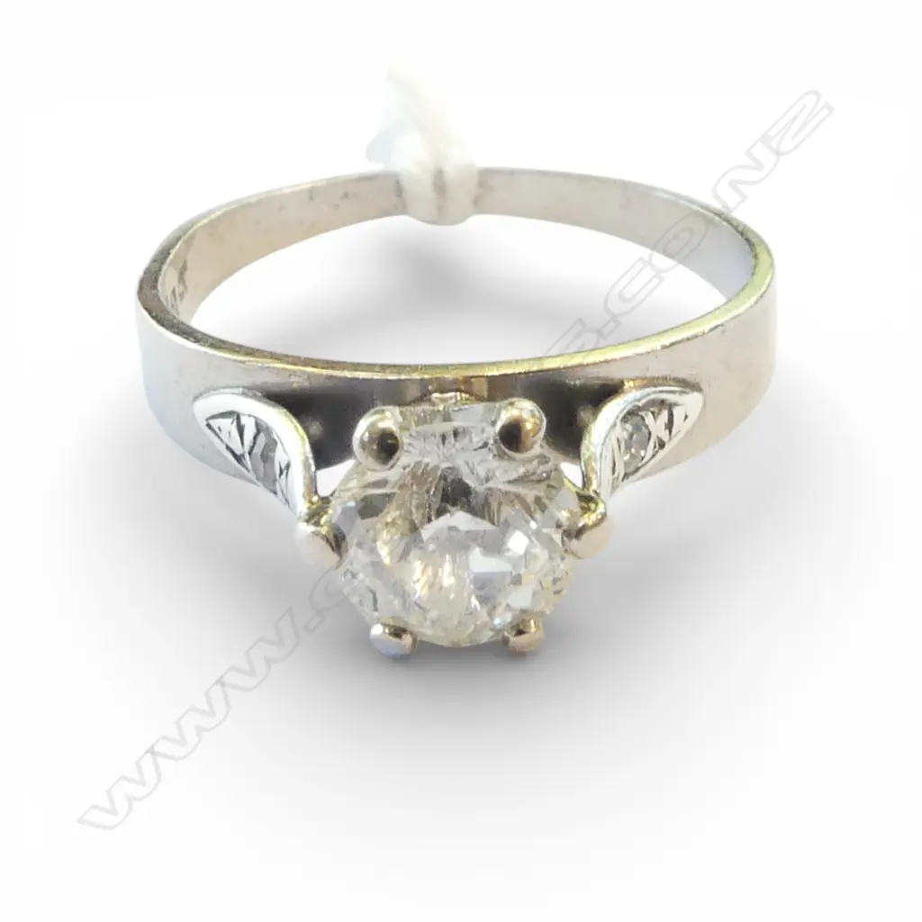 18ct WHT GOLD DIAMOND RING, AF diamond shattered and shank bent, 3.32gm SIZE P Image 1++