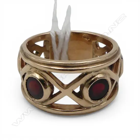 9CT  CAB CUT GARNET XOX DRESS RING 7.2gms (SIZE M approx)