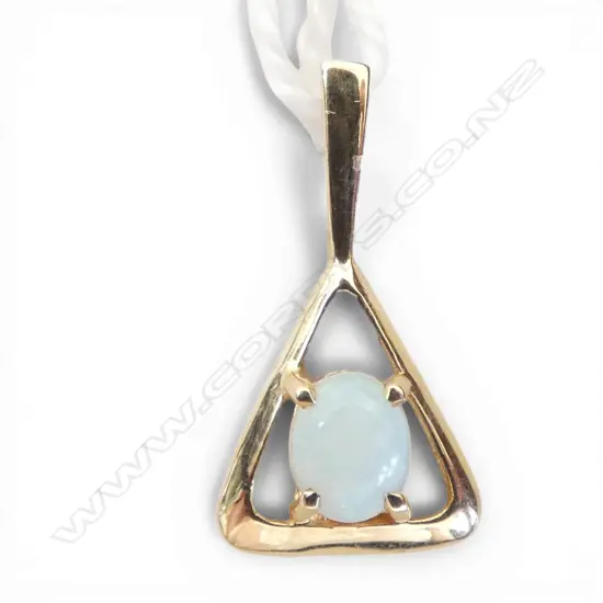 **RTV** 14ct OPAL PENDANT, 0.6gm