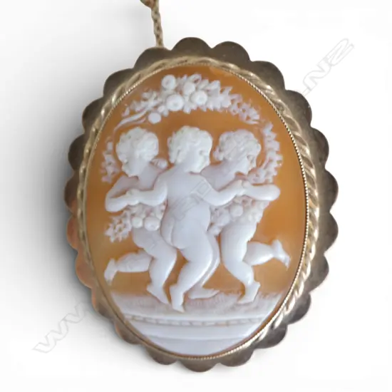 9ct GOLD FRAMED CARVED SHELL CAMEO 3 CHERUB BROOCH 9.4gms