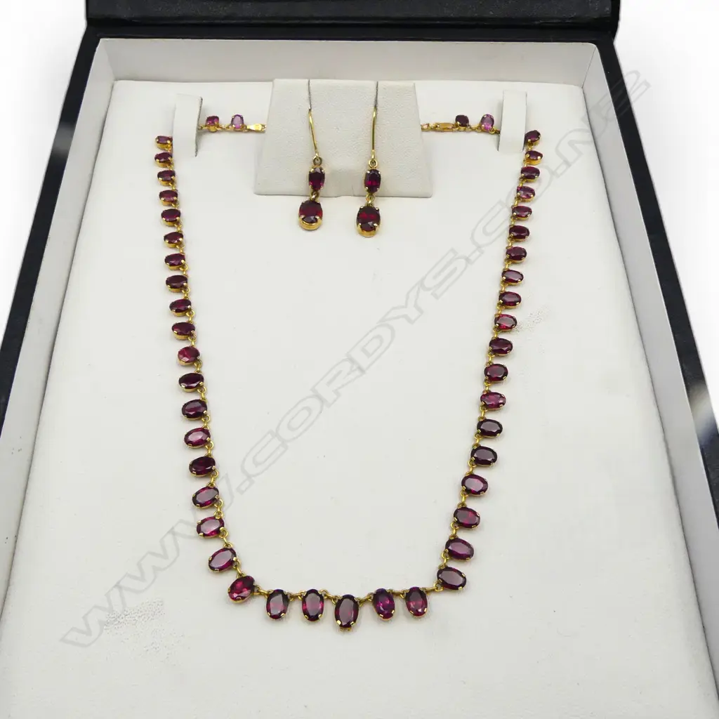 9CT GOLD AND GARNET NECKLACE AND EARRINGS SUITE (VALUATION) Image 1++
