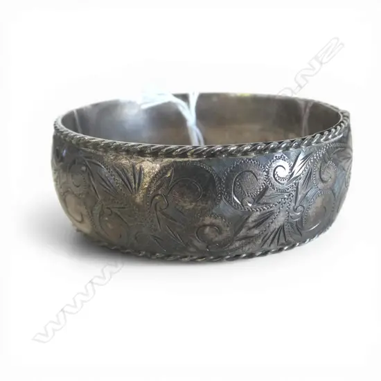 S/SILVER BANGLE 40GMS safety chain needs repair
