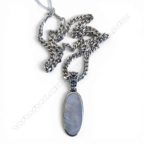 S/SILVER MOP PENDANT ON S/SILVER CHAIN TOTAL WIEGHT 40GMS
