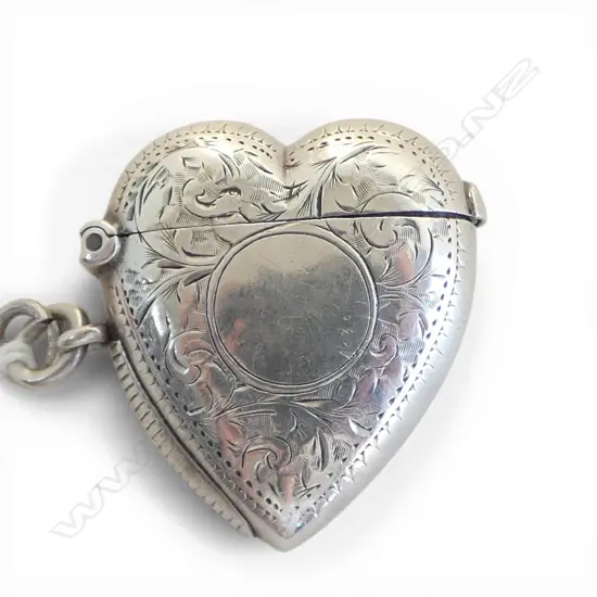 A good VICTORIAN SHEFFIELD 1897 SILVER HEART FORM VESTA leafy scroll engraved 20gms