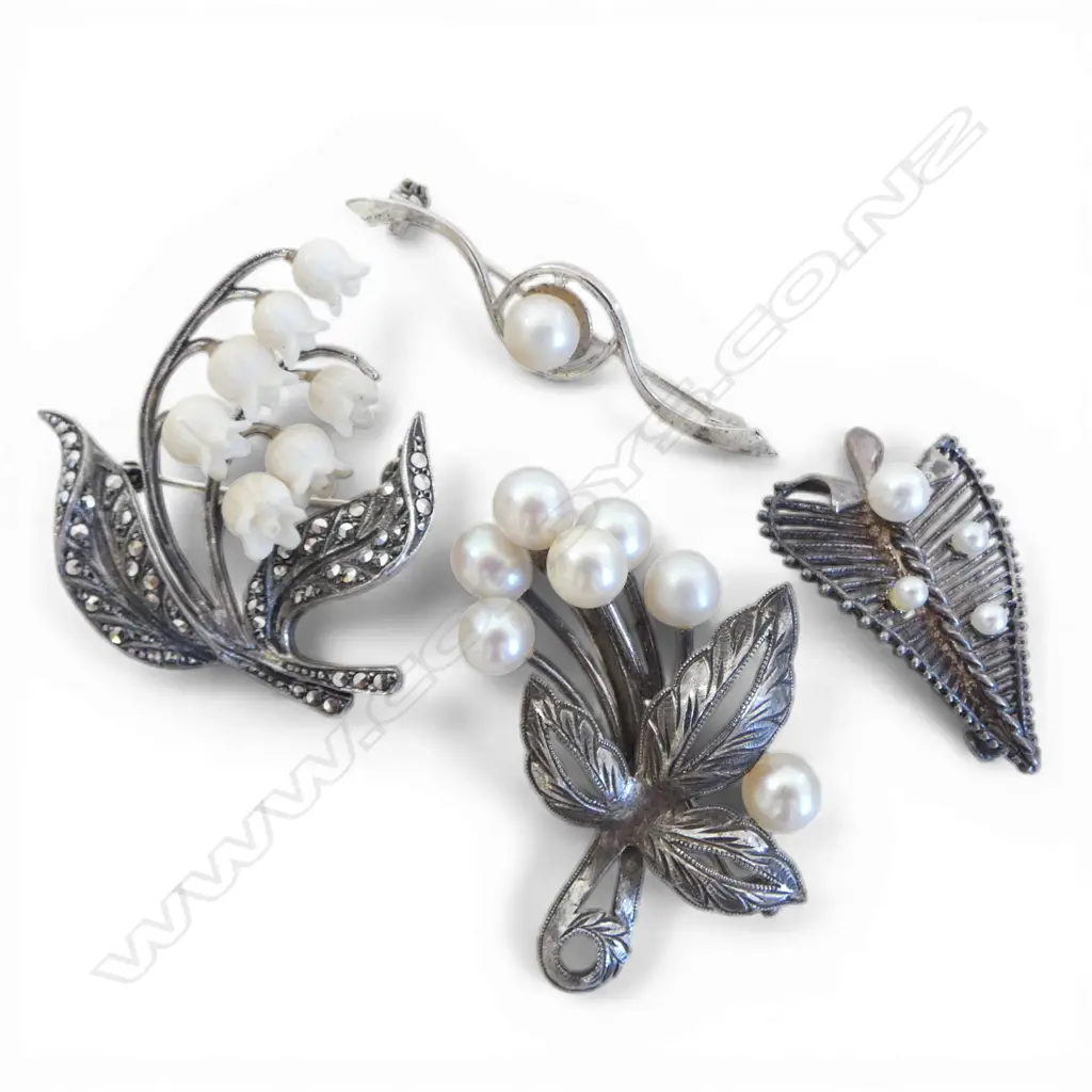 4 VINTAGE S/SILVER PEARL & IVORY BROOCHES 26 GMS Image 1++