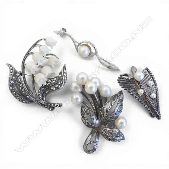 4 VINTAGE S/SILVER PEARL & IVORY BROOCHES 26 GMS