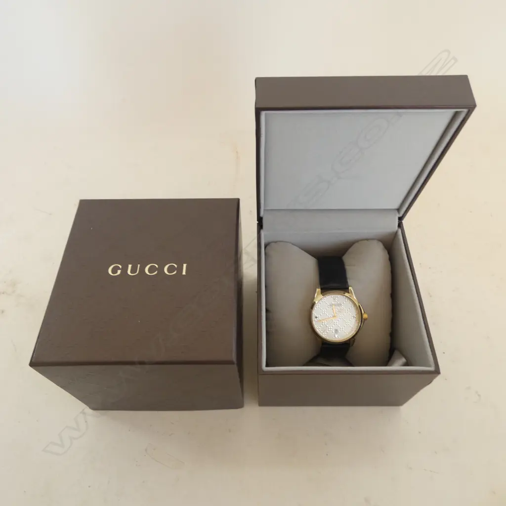 GENT'S GUCCI WATCH w CASE, running Image 1++