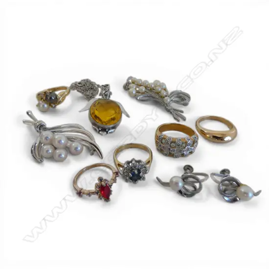 5 GP COSTUME RINGS, 925 PENDANT NECKLACE, 2 PEARL BROOCHES + PR EARRINGS