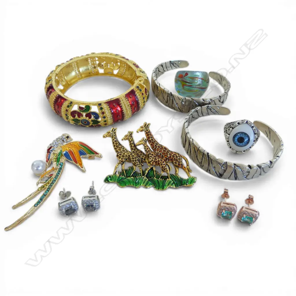 COLLECTION COSTUME RINGS, EARRINGS, BRACELETS & BROOCHES Image 1++