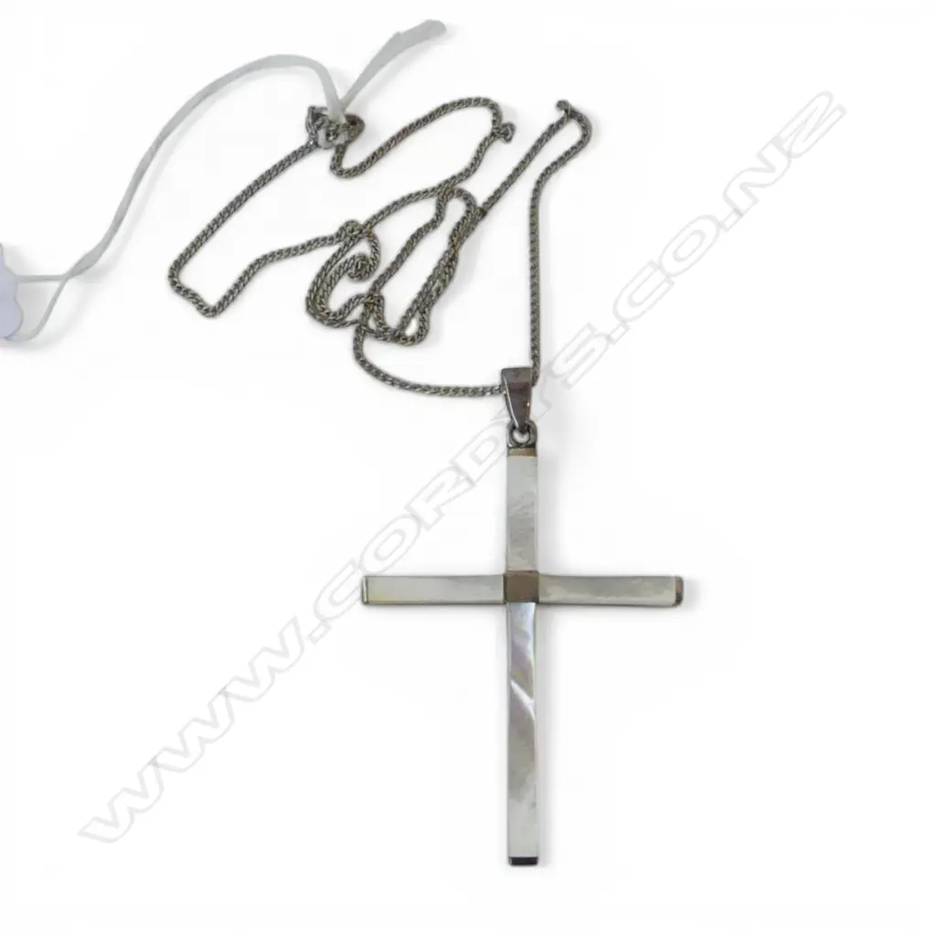 S/SILVER & MOTHER OF PEARL CROSS ON S.SILVER CHAIN TOTAL WEIGHT 13 GMS Image 1++