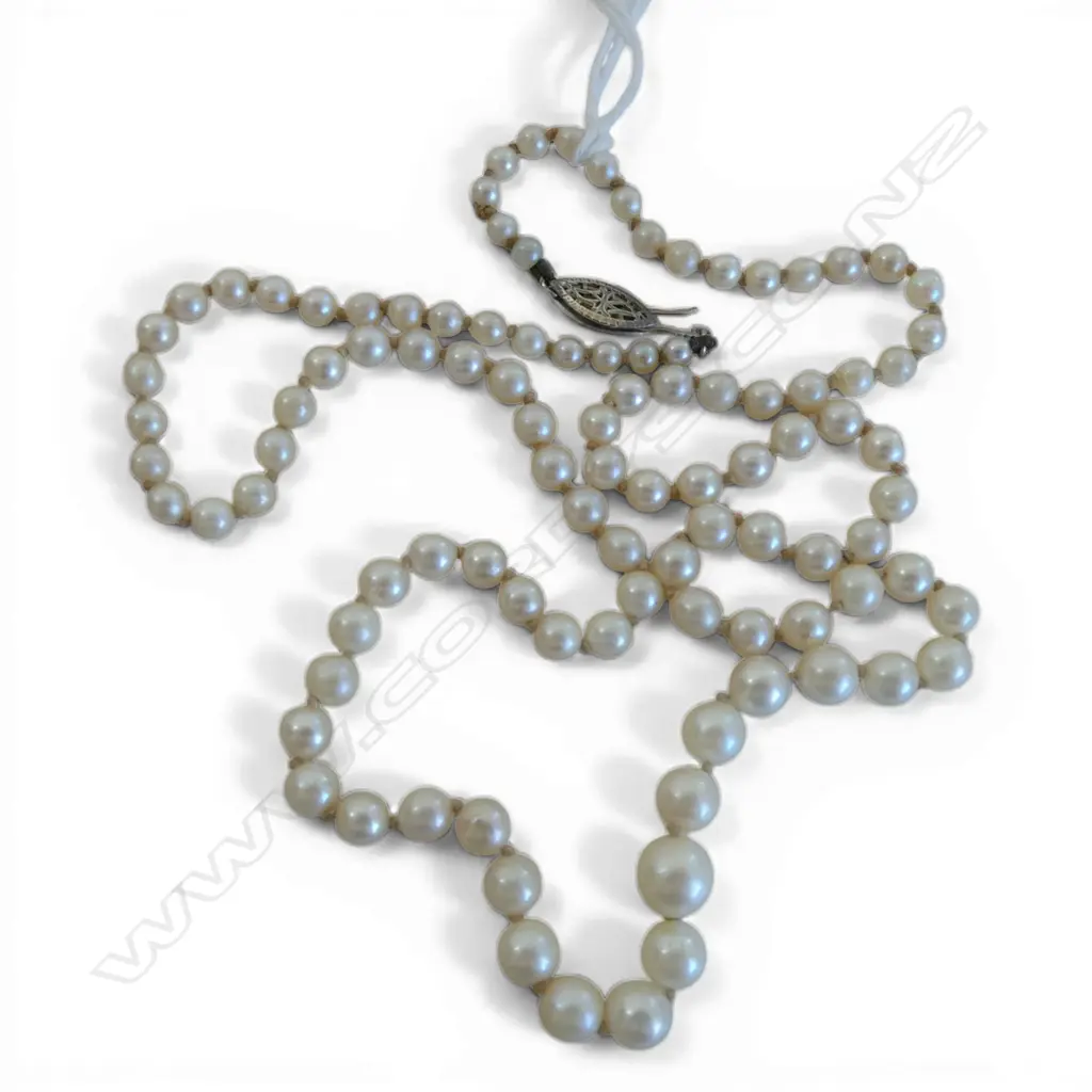 GRADUATED STRING OF PEARLS WITH 10CT WHITE GOLD CLASP Image 1++