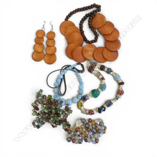 ASST. COSTUME NECKLACES INCLDS MULTI COLOUR GLASS & CERAMIC NECKLACE & AGATE & WOOD