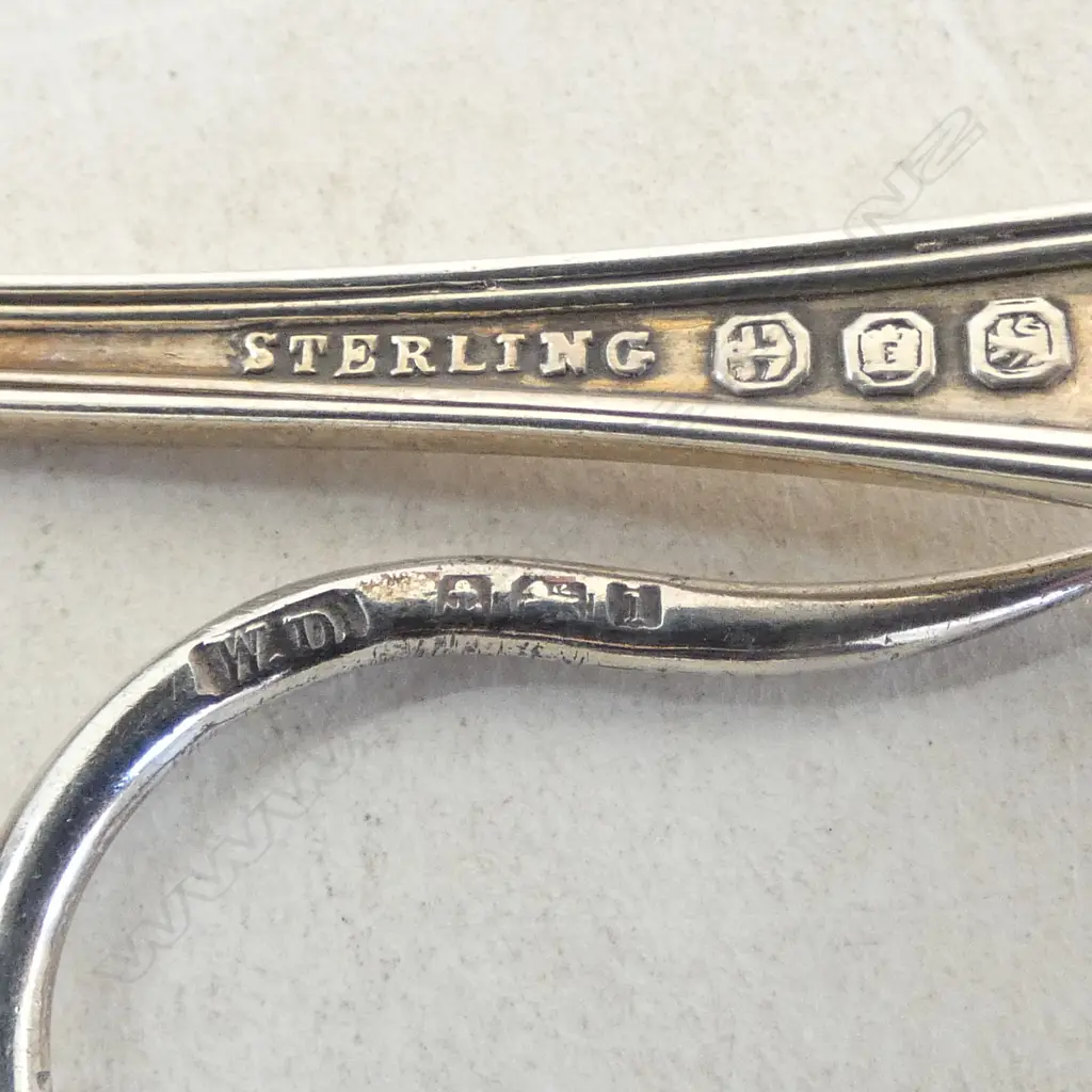 S/SILVER CHEESE SCOOP & 2 S/SILVER OLIVE FORKS  36GRMS  Image 1++