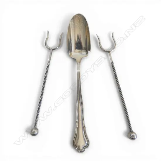 S/SILVER CHEESE SCOOP & 2 S/SILVER OLIVE FORKS  36GRMS 